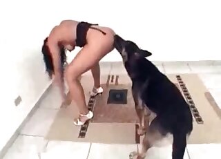 فتاة ذات أرجل طويلة ظهرت في فيلم وحشي محلي الصنع